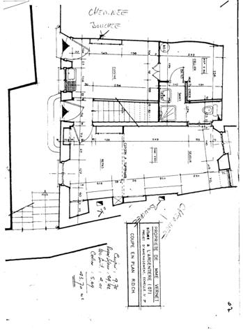 Maison de ville - à rénover entièrement - tout à l'égout - 4 niveaux dont garage et pièces voûtées - bon toit Largentière (07110)