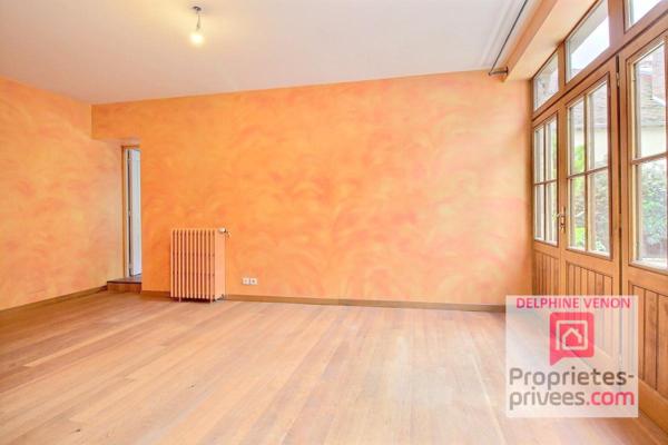 Maison de 200 m²  avec vie en plain pied + grange et cave voutée sur un terrain de 525 m² en hypercentre de Châteauneuf sur Loire