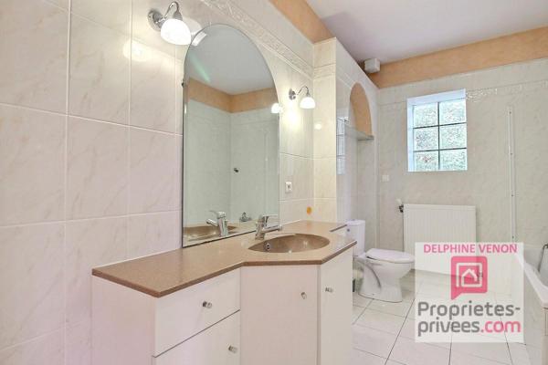 Maison de 200 m²  avec vie en plain pied + grange et cave voutée sur un terrain de 525 m² en hypercentre de Châteauneuf sur Loire