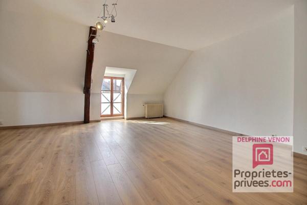 Maison de 200 m²  avec vie en plain pied + grange et cave voutée sur un terrain de 525 m² en hypercentre de Châteauneuf sur Loire