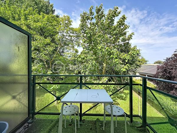 Nous vous proposons en EXCLUSIVITE ce studio dans une résidence sécurisée avec gardien et ascenseur qui se compose d'une entrée, d'une pièce de vie avec son coin cuisine avec un accès sur un balcon sans vis-à-vis, d'une salle de bains avec WC et d'une place de parking privative. Proche des commerces et des universités (Campus 2) cet appartement est idéal pour un premier achat ou pour un investissement locatif. Vendu libre de tout locataire, une visite s'impose.