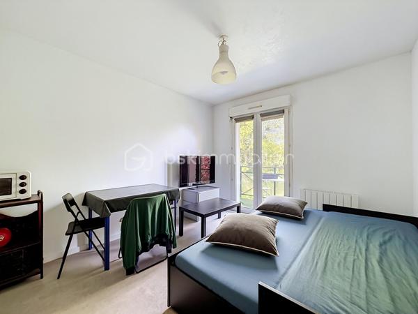 Nous vous proposons en EXCLUSIVITE ce studio dans une résidence sécurisée avec gardien et ascenseur qui se compose d'une entrée, d'une pièce de vie avec son coin cuisine avec un accès sur un balcon sans vis-à-vis, d'une salle de bains avec WC et d'une place de parking privative. Proche des commerces et des universités (Campus 2) cet appartement est idéal pour un premier achat ou pour un investissement locatif. Vendu libre de tout locataire, une visite s'impose.