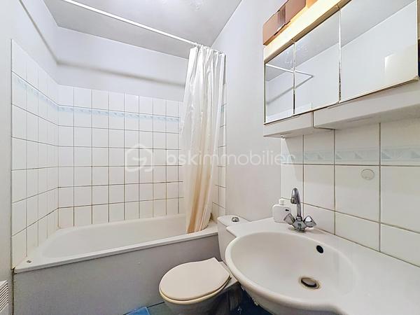 Nous vous proposons en EXCLUSIVITE ce studio dans une résidence sécurisée avec gardien et ascenseur qui se compose d'une entrée, d'une pièce de vie avec son coin cuisine avec un accès sur un balcon sans vis-à-vis, d'une salle de bains avec WC et d'une place de parking privative. Proche des commerces et des universités (Campus 2) cet appartement est idéal pour un premier achat ou pour un investissement locatif. Vendu libre de tout locataire, une visite s'impose.