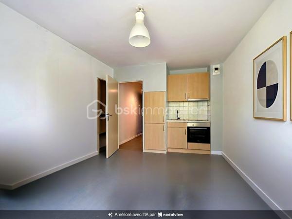 Nous vous proposons en EXCLUSIVITE ce studio dans une résidence sécurisée avec gardien et ascenseur qui se compose d'une entrée, d'une pièce de vie avec son coin cuisine avec un accès sur un balcon sans vis-à-vis, d'une salle de bains avec WC et d'une place de parking privative. Proche des commerces et des universités (Campus 2) cet appartement est idéal pour un premier achat ou pour un investissement locatif. Vendu libre de tout locataire, une visite s'impose.