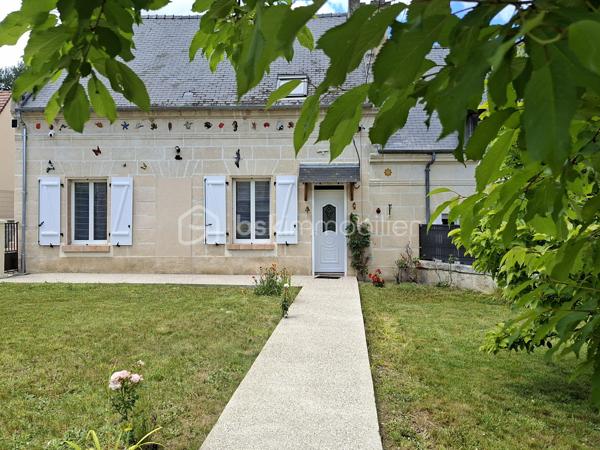 🏡 COUP DE CŒUR À CUISE-LA-MOTTE – CHARME DE LA PIERRE ET CONFORT MODERNE 🏡

À la recherche d'une maison familiale pleine de caractère où vous n'aurez plus qu'à poser vos valises ? Cette charmante maison en pierre semi-mitoyenne de 110 m² habitables, édifiée sur un terrain clos et arboré de 900 m², saura vous séduire par ses volumes, sa fonctionnalité et ses prestations de qualité.

✨ Une vie de plain-pied possible

Au rez-de-chaussée, l'entrée s'ouvre sur une chaleureuse pièce de vie avec sa cuisine aménagée et équipée, idéale pour partager de beaux moments en famille. Vous y trouverez également une chambre ainsi qu'une salle d'eau avec WC.

Dans le prolongement, un second accès indépendant dessert une buanderie et un espace comprenant une chambre, une salle d'eau avec WC.
Un véritable atout offrant de multiples possibilités : studio indépendant, espace pour recevoir famille et amis, activité professionnelle ou logement pour un adolescent.

À l'étage, un palier distribue deux chambres ainsi qu'une pièce supplémentaire pouvant être aménagée en chambre d'enfant, bureau ou dressing selon vos besoins.

🌳 Côté extérieur, vous profiterez d'un agréable terrain de 900 m², de trois garages et d'une magnifique cave voûtée en pierre, apportant tout le charme de l'ancien.

⭐ Les atouts qui font la différence :
✔ DPE B
✔ Pompe à chaleur
✔ Fenêtres PVC double vitrage
✔ Portail électrique
✔ Aucun travaux à prévoir
✔ Vie de plain-pied
✔ Possibilité de 5 chambres
✔ Espace indépendant idéal pour un studio ou une activité libérale
✔ Trois garages
✔ Charme authentique de la pierre

Une maison rare sur le secteur, alliant cachet, confort et nombreuses possibilités d'aménagement.

📞 Une visite s'impose pour découvrir tout le potentiel de cette belle demeure !