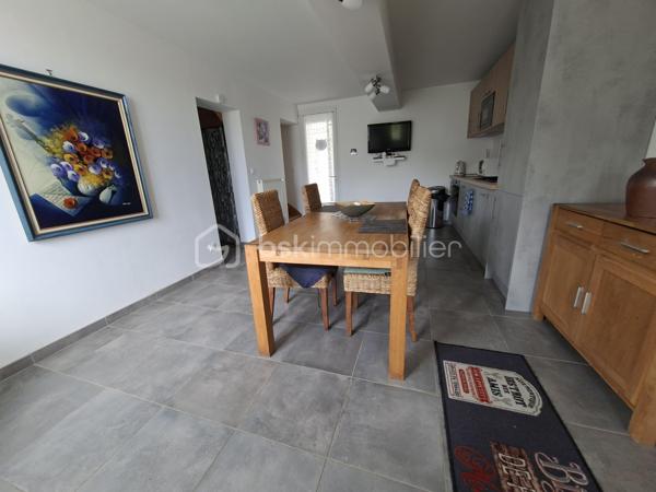 🏡 COUP DE CŒUR À CUISE-LA-MOTTE – CHARME DE LA PIERRE ET CONFORT MODERNE 🏡

À la recherche d'une maison familiale pleine de caractère où vous n'aurez plus qu'à poser vos valises ? Cette charmante maison en pierre semi-mitoyenne de 110 m² habitables, édifiée sur un terrain clos et arboré de 900 m², saura vous séduire par ses volumes, sa fonctionnalité et ses prestations de qualité.

✨ Une vie de plain-pied possible

Au rez-de-chaussée, l'entrée s'ouvre sur une chaleureuse pièce de vie avec sa cuisine aménagée et équipée, idéale pour partager de beaux moments en famille. Vous y trouverez également une chambre ainsi qu'une salle d'eau avec WC.

Dans le prolongement, un second accès indépendant dessert une buanderie et un espace comprenant une chambre, une salle d'eau avec WC.
Un véritable atout offrant de multiples possibilités : studio indépendant, espace pour recevoir famille et amis, activité professionnelle ou logement pour un adolescent.

À l'étage, un palier distribue deux chambres ainsi qu'une pièce supplémentaire pouvant être aménagée en chambre d'enfant, bureau ou dressing selon vos besoins.

🌳 Côté extérieur, vous profiterez d'un agréable terrain de 900 m², de trois garages et d'une magnifique cave voûtée en pierre, apportant tout le charme de l'ancien.

⭐ Les atouts qui font la différence :
✔ DPE B
✔ Pompe à chaleur
✔ Fenêtres PVC double vitrage
✔ Portail électrique
✔ Aucun travaux à prévoir
✔ Vie de plain-pied
✔ Possibilité de 5 chambres
✔ Espace indépendant idéal pour un studio ou une activité libérale
✔ Trois garages
✔ Charme authentique de la pierre

Une maison rare sur le secteur, alliant cachet, confort et nombreuses possibilités d'aménagement.

📞 Une visite s'impose pour découvrir tout le potentiel de cette belle demeure !
