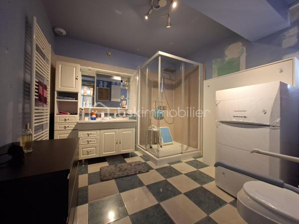 🏡 COUP DE CŒUR À CUISE-LA-MOTTE – CHARME DE LA PIERRE ET CONFORT MODERNE 🏡

À la recherche d'une maison familiale pleine de caractère où vous n'aurez plus qu'à poser vos valises ? Cette charmante maison en pierre semi-mitoyenne de 110 m² habitables, édifiée sur un terrain clos et arboré de 900 m², saura vous séduire par ses volumes, sa fonctionnalité et ses prestations de qualité.

✨ Une vie de plain-pied possible

Au rez-de-chaussée, l'entrée s'ouvre sur une chaleureuse pièce de vie avec sa cuisine aménagée et équipée, idéale pour partager de beaux moments en famille. Vous y trouverez également une chambre ainsi qu'une salle d'eau avec WC.

Dans le prolongement, un second accès indépendant dessert une buanderie et un espace comprenant une chambre, une salle d'eau avec WC.
Un véritable atout offrant de multiples possibilités : studio indépendant, espace pour recevoir famille et amis, activité professionnelle ou logement pour un adolescent.

À l'étage, un palier distribue deux chambres ainsi qu'une pièce supplémentaire pouvant être aménagée en chambre d'enfant, bureau ou dressing selon vos besoins.

🌳 Côté extérieur, vous profiterez d'un agréable terrain de 900 m², de trois garages et d'une magnifique cave voûtée en pierre, apportant tout le charme de l'ancien.

⭐ Les atouts qui font la différence :
✔ DPE B
✔ Pompe à chaleur
✔ Fenêtres PVC double vitrage
✔ Portail électrique
✔ Aucun travaux à prévoir
✔ Vie de plain-pied
✔ Possibilité de 5 chambres
✔ Espace indépendant idéal pour un studio ou une activité libérale
✔ Trois garages
✔ Charme authentique de la pierre

Une maison rare sur le secteur, alliant cachet, confort et nombreuses possibilités d'aménagement.

📞 Une visite s'impose pour découvrir tout le potentiel de cette belle demeure !