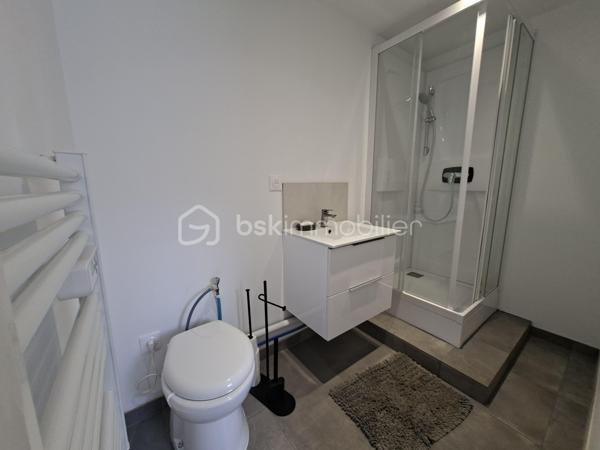 🏡 COUP DE CŒUR À CUISE-LA-MOTTE – CHARME DE LA PIERRE ET CONFORT MODERNE 🏡

À la recherche d'une maison familiale pleine de caractère où vous n'aurez plus qu'à poser vos valises ? Cette charmante maison en pierre semi-mitoyenne de 110 m² habitables, édifiée sur un terrain clos et arboré de 900 m², saura vous séduire par ses volumes, sa fonctionnalité et ses prestations de qualité.

✨ Une vie de plain-pied possible

Au rez-de-chaussée, l'entrée s'ouvre sur une chaleureuse pièce de vie avec sa cuisine aménagée et équipée, idéale pour partager de beaux moments en famille. Vous y trouverez également une chambre ainsi qu'une salle d'eau avec WC.

Dans le prolongement, un second accès indépendant dessert une buanderie et un espace comprenant une chambre, une salle d'eau avec WC.
Un véritable atout offrant de multiples possibilités : studio indépendant, espace pour recevoir famille et amis, activité professionnelle ou logement pour un adolescent.

À l'étage, un palier distribue deux chambres ainsi qu'une pièce supplémentaire pouvant être aménagée en chambre d'enfant, bureau ou dressing selon vos besoins.

🌳 Côté extérieur, vous profiterez d'un agréable terrain de 900 m², de trois garages et d'une magnifique cave voûtée en pierre, apportant tout le charme de l'ancien.

⭐ Les atouts qui font la différence :
✔ DPE B
✔ Pompe à chaleur
✔ Fenêtres PVC double vitrage
✔ Portail électrique
✔ Aucun travaux à prévoir
✔ Vie de plain-pied
✔ Possibilité de 5 chambres
✔ Espace indépendant idéal pour un studio ou une activité libérale
✔ Trois garages
✔ Charme authentique de la pierre

Une maison rare sur le secteur, alliant cachet, confort et nombreuses possibilités d'aménagement.

📞 Une visite s'impose pour découvrir tout le potentiel de cette belle demeure !