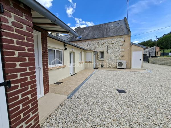 🏡 COUP DE CŒUR À CUISE-LA-MOTTE – CHARME DE LA PIERRE ET CONFORT MODERNE 🏡

À la recherche d'une maison familiale pleine de caractère où vous n'aurez plus qu'à poser vos valises ? Cette charmante maison en pierre semi-mitoyenne de 110 m² habitables, édifiée sur un terrain clos et arboré de 900 m², saura vous séduire par ses volumes, sa fonctionnalité et ses prestations de qualité.

✨ Une vie de plain-pied possible

Au rez-de-chaussée, l'entrée s'ouvre sur une chaleureuse pièce de vie avec sa cuisine aménagée et équipée, idéale pour partager de beaux moments en famille. Vous y trouverez également une chambre ainsi qu'une salle d'eau avec WC.

Dans le prolongement, un second accès indépendant dessert une buanderie et un espace comprenant une chambre, une salle d'eau avec WC.
Un véritable atout offrant de multiples possibilités : studio indépendant, espace pour recevoir famille et amis, activité professionnelle ou logement pour un adolescent.

À l'étage, un palier distribue deux chambres ainsi qu'une pièce supplémentaire pouvant être aménagée en chambre d'enfant, bureau ou dressing selon vos besoins.

🌳 Côté extérieur, vous profiterez d'un agréable terrain de 900 m², de trois garages et d'une magnifique cave voûtée en pierre, apportant tout le charme de l'ancien.

⭐ Les atouts qui font la différence :
✔ DPE B
✔ Pompe à chaleur
✔ Fenêtres PVC double vitrage
✔ Portail électrique
✔ Aucun travaux à prévoir
✔ Vie de plain-pied
✔ Possibilité de 5 chambres
✔ Espace indépendant idéal pour un studio ou une activité libérale
✔ Trois garages
✔ Charme authentique de la pierre

Une maison rare sur le secteur, alliant cachet, confort et nombreuses possibilités d'aménagement.

📞 Une visite s'impose pour découvrir tout le potentiel de cette belle demeure !