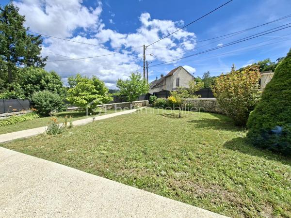🏡 COUP DE CŒUR À CUISE-LA-MOTTE – CHARME DE LA PIERRE ET CONFORT MODERNE 🏡

À la recherche d'une maison familiale pleine de caractère où vous n'aurez plus qu'à poser vos valises ? Cette charmante maison en pierre semi-mitoyenne de 110 m² habitables, édifiée sur un terrain clos et arboré de 900 m², saura vous séduire par ses volumes, sa fonctionnalité et ses prestations de qualité.

✨ Une vie de plain-pied possible

Au rez-de-chaussée, l'entrée s'ouvre sur une chaleureuse pièce de vie avec sa cuisine aménagée et équipée, idéale pour partager de beaux moments en famille. Vous y trouverez également une chambre ainsi qu'une salle d'eau avec WC.

Dans le prolongement, un second accès indépendant dessert une buanderie et un espace comprenant une chambre, une salle d'eau avec WC.
Un véritable atout offrant de multiples possibilités : studio indépendant, espace pour recevoir famille et amis, activité professionnelle ou logement pour un adolescent.

À l'étage, un palier distribue deux chambres ainsi qu'une pièce supplémentaire pouvant être aménagée en chambre d'enfant, bureau ou dressing selon vos besoins.

🌳 Côté extérieur, vous profiterez d'un agréable terrain de 900 m², de trois garages et d'une magnifique cave voûtée en pierre, apportant tout le charme de l'ancien.

⭐ Les atouts qui font la différence :
✔ DPE B
✔ Pompe à chaleur
✔ Fenêtres PVC double vitrage
✔ Portail électrique
✔ Aucun travaux à prévoir
✔ Vie de plain-pied
✔ Possibilité de 5 chambres
✔ Espace indépendant idéal pour un studio ou une activité libérale
✔ Trois garages
✔ Charme authentique de la pierre

Une maison rare sur le secteur, alliant cachet, confort et nombreuses possibilités d'aménagement.

📞 Une visite s'impose pour découvrir tout le potentiel de cette belle demeure !