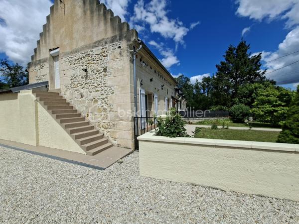 🏡 COUP DE CŒUR À CUISE-LA-MOTTE – CHARME DE LA PIERRE ET CONFORT MODERNE 🏡

À la recherche d'une maison familiale pleine de caractère où vous n'aurez plus qu'à poser vos valises ? Cette charmante maison en pierre semi-mitoyenne de 110 m² habitables, édifiée sur un terrain clos et arboré de 900 m², saura vous séduire par ses volumes, sa fonctionnalité et ses prestations de qualité.

✨ Une vie de plain-pied possible

Au rez-de-chaussée, l'entrée s'ouvre sur une chaleureuse pièce de vie avec sa cuisine aménagée et équipée, idéale pour partager de beaux moments en famille. Vous y trouverez également une chambre ainsi qu'une salle d'eau avec WC.

Dans le prolongement, un second accès indépendant dessert une buanderie et un espace comprenant une chambre, une salle d'eau avec WC.
Un véritable atout offrant de multiples possibilités : studio indépendant, espace pour recevoir famille et amis, activité professionnelle ou logement pour un adolescent.

À l'étage, un palier distribue deux chambres ainsi qu'une pièce supplémentaire pouvant être aménagée en chambre d'enfant, bureau ou dressing selon vos besoins.

🌳 Côté extérieur, vous profiterez d'un agréable terrain de 900 m², de trois garages et d'une magnifique cave voûtée en pierre, apportant tout le charme de l'ancien.

⭐ Les atouts qui font la différence :
✔ DPE B
✔ Pompe à chaleur
✔ Fenêtres PVC double vitrage
✔ Portail électrique
✔ Aucun travaux à prévoir
✔ Vie de plain-pied
✔ Possibilité de 5 chambres
✔ Espace indépendant idéal pour un studio ou une activité libérale
✔ Trois garages
✔ Charme authentique de la pierre

Une maison rare sur le secteur, alliant cachet, confort et nombreuses possibilités d'aménagement.

📞 Une visite s'impose pour découvrir tout le potentiel de cette belle demeure !