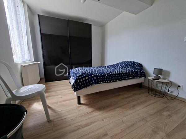 🏡 COUP DE CŒUR À CUISE-LA-MOTTE – CHARME DE LA PIERRE ET CONFORT MODERNE 🏡

À la recherche d'une maison familiale pleine de caractère où vous n'aurez plus qu'à poser vos valises ? Cette charmante maison en pierre semi-mitoyenne de 110 m² habitables, édifiée sur un terrain clos et arboré de 900 m², saura vous séduire par ses volumes, sa fonctionnalité et ses prestations de qualité.

✨ Une vie de plain-pied possible

Au rez-de-chaussée, l'entrée s'ouvre sur une chaleureuse pièce de vie avec sa cuisine aménagée et équipée, idéale pour partager de beaux moments en famille. Vous y trouverez également une chambre ainsi qu'une salle d'eau avec WC.

Dans le prolongement, un second accès indépendant dessert une buanderie et un espace comprenant une chambre, une salle d'eau avec WC.
Un véritable atout offrant de multiples possibilités : studio indépendant, espace pour recevoir famille et amis, activité professionnelle ou logement pour un adolescent.

À l'étage, un palier distribue deux chambres ainsi qu'une pièce supplémentaire pouvant être aménagée en chambre d'enfant, bureau ou dressing selon vos besoins.

🌳 Côté extérieur, vous profiterez d'un agréable terrain de 900 m², de trois garages et d'une magnifique cave voûtée en pierre, apportant tout le charme de l'ancien.

⭐ Les atouts qui font la différence :
✔ DPE B
✔ Pompe à chaleur
✔ Fenêtres PVC double vitrage
✔ Portail électrique
✔ Aucun travaux à prévoir
✔ Vie de plain-pied
✔ Possibilité de 5 chambres
✔ Espace indépendant idéal pour un studio ou une activité libérale
✔ Trois garages
✔ Charme authentique de la pierre

Une maison rare sur le secteur, alliant cachet, confort et nombreuses possibilités d'aménagement.

📞 Une visite s'impose pour découvrir tout le potentiel de cette belle demeure !