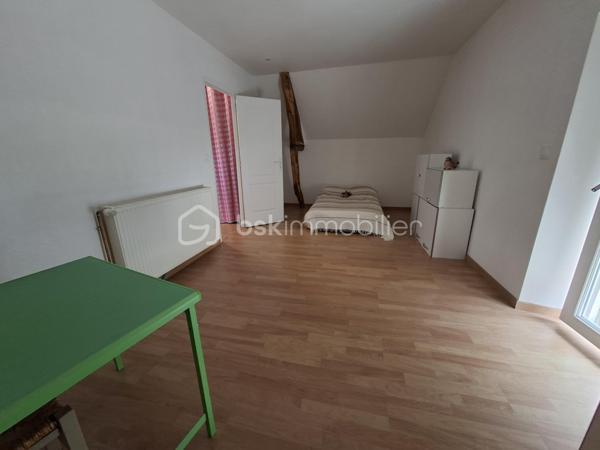 🏡 COUP DE CŒUR À CUISE-LA-MOTTE – CHARME DE LA PIERRE ET CONFORT MODERNE 🏡

À la recherche d'une maison familiale pleine de caractère où vous n'aurez plus qu'à poser vos valises ? Cette charmante maison en pierre semi-mitoyenne de 110 m² habitables, édifiée sur un terrain clos et arboré de 900 m², saura vous séduire par ses volumes, sa fonctionnalité et ses prestations de qualité.

✨ Une vie de plain-pied possible

Au rez-de-chaussée, l'entrée s'ouvre sur une chaleureuse pièce de vie avec sa cuisine aménagée et équipée, idéale pour partager de beaux moments en famille. Vous y trouverez également une chambre ainsi qu'une salle d'eau avec WC.

Dans le prolongement, un second accès indépendant dessert une buanderie et un espace comprenant une chambre, une salle d'eau avec WC.
Un véritable atout offrant de multiples possibilités : studio indépendant, espace pour recevoir famille et amis, activité professionnelle ou logement pour un adolescent.

À l'étage, un palier distribue deux chambres ainsi qu'une pièce supplémentaire pouvant être aménagée en chambre d'enfant, bureau ou dressing selon vos besoins.

🌳 Côté extérieur, vous profiterez d'un agréable terrain de 900 m², de trois garages et d'une magnifique cave voûtée en pierre, apportant tout le charme de l'ancien.

⭐ Les atouts qui font la différence :
✔ DPE B
✔ Pompe à chaleur
✔ Fenêtres PVC double vitrage
✔ Portail électrique
✔ Aucun travaux à prévoir
✔ Vie de plain-pied
✔ Possibilité de 5 chambres
✔ Espace indépendant idéal pour un studio ou une activité libérale
✔ Trois garages
✔ Charme authentique de la pierre

Une maison rare sur le secteur, alliant cachet, confort et nombreuses possibilités d'aménagement.

📞 Une visite s'impose pour découvrir tout le potentiel de cette belle demeure !
