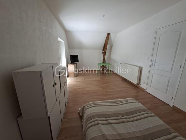 🏡 COUP DE CŒUR À CUISE-LA-MOTTE – CHARME DE LA PIERRE ET CONFORT MODERNE 🏡

À la recherche d'une maison familiale pleine de caractère où vous n'aurez plus qu'à poser vos valises ? Cette charmante maison en pierre semi-mitoyenne de 110 m² habitables, édifiée sur un terrain clos et arboré de 900 m², saura vous séduire par ses volumes, sa fonctionnalité et ses prestations de qualité.

✨ Une vie de plain-pied possible

Au rez-de-chaussée, l'entrée s'ouvre sur une chaleureuse pièce de vie avec sa cuisine aménagée et équipée, idéale pour partager de beaux moments en famille. Vous y trouverez également une chambre ainsi qu'une salle d'eau avec WC.

Dans le prolongement, un second accès indépendant dessert une buanderie et un espace comprenant une chambre, une salle d'eau avec WC.
Un véritable atout offrant de multiples possibilités : studio indépendant, espace pour recevoir famille et amis, activité professionnelle ou logement pour un adolescent.

À l'étage, un palier distribue deux chambres ainsi qu'une pièce supplémentaire pouvant être aménagée en chambre d'enfant, bureau ou dressing selon vos besoins.

🌳 Côté extérieur, vous profiterez d'un agréable terrain de 900 m², de trois garages et d'une magnifique cave voûtée en pierre, apportant tout le charme de l'ancien.

⭐ Les atouts qui font la différence :
✔ DPE B
✔ Pompe à chaleur
✔ Fenêtres PVC double vitrage
✔ Portail électrique
✔ Aucun travaux à prévoir
✔ Vie de plain-pied
✔ Possibilité de 5 chambres
✔ Espace indépendant idéal pour un studio ou une activité libérale
✔ Trois garages
✔ Charme authentique de la pierre

Une maison rare sur le secteur, alliant cachet, confort et nombreuses possibilités d'aménagement.

📞 Une visite s'impose pour découvrir tout le potentiel de cette belle demeure !