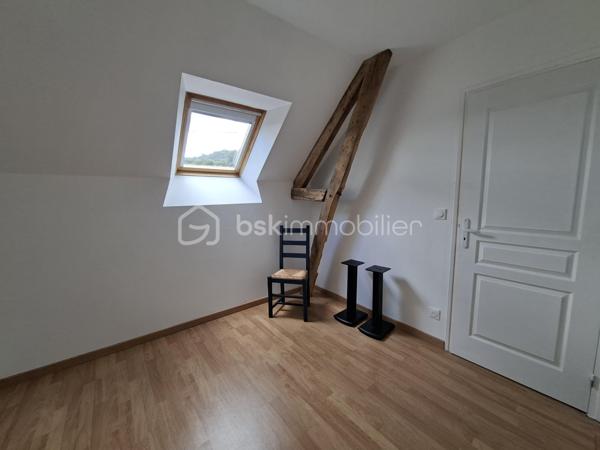 🏡 COUP DE CŒUR À CUISE-LA-MOTTE – CHARME DE LA PIERRE ET CONFORT MODERNE 🏡

À la recherche d'une maison familiale pleine de caractère où vous n'aurez plus qu'à poser vos valises ? Cette charmante maison en pierre semi-mitoyenne de 110 m² habitables, édifiée sur un terrain clos et arboré de 900 m², saura vous séduire par ses volumes, sa fonctionnalité et ses prestations de qualité.

✨ Une vie de plain-pied possible

Au rez-de-chaussée, l'entrée s'ouvre sur une chaleureuse pièce de vie avec sa cuisine aménagée et équipée, idéale pour partager de beaux moments en famille. Vous y trouverez également une chambre ainsi qu'une salle d'eau avec WC.

Dans le prolongement, un second accès indépendant dessert une buanderie et un espace comprenant une chambre, une salle d'eau avec WC.
Un véritable atout offrant de multiples possibilités : studio indépendant, espace pour recevoir famille et amis, activité professionnelle ou logement pour un adolescent.

À l'étage, un palier distribue deux chambres ainsi qu'une pièce supplémentaire pouvant être aménagée en chambre d'enfant, bureau ou dressing selon vos besoins.

🌳 Côté extérieur, vous profiterez d'un agréable terrain de 900 m², de trois garages et d'une magnifique cave voûtée en pierre, apportant tout le charme de l'ancien.

⭐ Les atouts qui font la différence :
✔ DPE B
✔ Pompe à chaleur
✔ Fenêtres PVC double vitrage
✔ Portail électrique
✔ Aucun travaux à prévoir
✔ Vie de plain-pied
✔ Possibilité de 5 chambres
✔ Espace indépendant idéal pour un studio ou une activité libérale
✔ Trois garages
✔ Charme authentique de la pierre

Une maison rare sur le secteur, alliant cachet, confort et nombreuses possibilités d'aménagement.

📞 Une visite s'impose pour découvrir tout le potentiel de cette belle demeure !