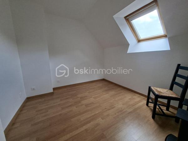 🏡 COUP DE CŒUR À CUISE-LA-MOTTE – CHARME DE LA PIERRE ET CONFORT MODERNE 🏡

À la recherche d'une maison familiale pleine de caractère où vous n'aurez plus qu'à poser vos valises ? Cette charmante maison en pierre semi-mitoyenne de 110 m² habitables, édifiée sur un terrain clos et arboré de 900 m², saura vous séduire par ses volumes, sa fonctionnalité et ses prestations de qualité.

✨ Une vie de plain-pied possible

Au rez-de-chaussée, l'entrée s'ouvre sur une chaleureuse pièce de vie avec sa cuisine aménagée et équipée, idéale pour partager de beaux moments en famille. Vous y trouverez également une chambre ainsi qu'une salle d'eau avec WC.

Dans le prolongement, un second accès indépendant dessert une buanderie et un espace comprenant une chambre, une salle d'eau avec WC.
Un véritable atout offrant de multiples possibilités : studio indépendant, espace pour recevoir famille et amis, activité professionnelle ou logement pour un adolescent.

À l'étage, un palier distribue deux chambres ainsi qu'une pièce supplémentaire pouvant être aménagée en chambre d'enfant, bureau ou dressing selon vos besoins.

🌳 Côté extérieur, vous profiterez d'un agréable terrain de 900 m², de trois garages et d'une magnifique cave voûtée en pierre, apportant tout le charme de l'ancien.

⭐ Les atouts qui font la différence :
✔ DPE B
✔ Pompe à chaleur
✔ Fenêtres PVC double vitrage
✔ Portail électrique
✔ Aucun travaux à prévoir
✔ Vie de plain-pied
✔ Possibilité de 5 chambres
✔ Espace indépendant idéal pour un studio ou une activité libérale
✔ Trois garages
✔ Charme authentique de la pierre

Une maison rare sur le secteur, alliant cachet, confort et nombreuses possibilités d'aménagement.

📞 Une visite s'impose pour découvrir tout le potentiel de cette belle demeure !