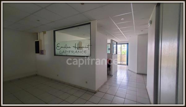 Local professionnel 11.20m² - Lamentin Place d'Armes