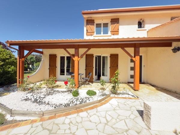 Cestas Bourg – Maison familiale 142 m², 5 chambres, jardin 895 m², garage 35 m², à deux pas des écoles et commerces.