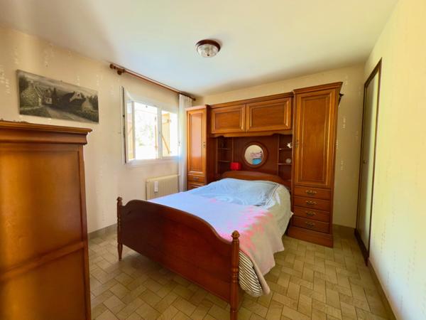 Cestas Bourg – Maison familiale 142 m², 5 chambres, jardin 895 m², garage 35 m², à deux pas des écoles et commerces.