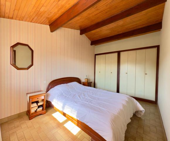 Cestas Bourg – Maison familiale 142 m², 5 chambres, jardin 895 m², garage 35 m², à deux pas des écoles et commerces.