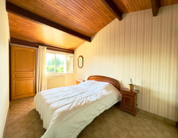 Cestas Bourg – Maison familiale 142 m², 5 chambres, jardin 895 m², garage 35 m², à deux pas des écoles et commerces.