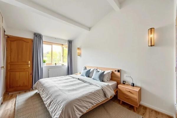 Cestas Bourg – Maison familiale 142 m², 5 chambres, jardin 895 m², garage 35 m², à deux pas des écoles et commerces.