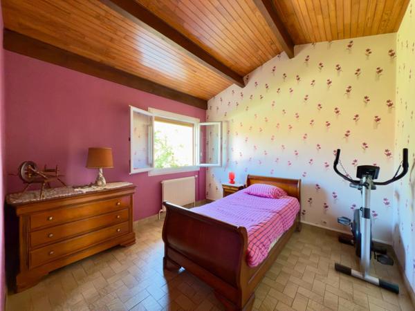 Cestas Bourg – Maison familiale 142 m², 5 chambres, jardin 895 m², garage 35 m², à deux pas des écoles et commerces.