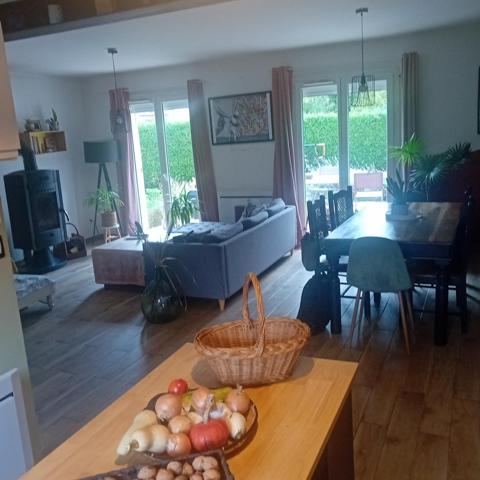 Maison cotemporaine à Bernay, Département Eure. Surface : 86 m2 Composition : 4 pieces - dont 2 chambres et un bureau (ou chambre d'enfant),un salon-séjour lumineux avec cuisine ouverte.Terrain : 400 m2