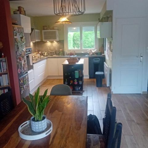 Maison cotemporaine à Bernay, Département Eure. Surface : 86 m2 Composition : 4 pieces - dont 2 chambres et un bureau (ou chambre d'enfant),un salon-séjour lumineux avec cuisine ouverte.Terrain : 400 m2