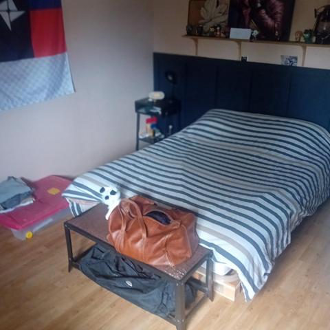 Maison cotemporaine à Bernay, Département Eure. Surface : 86 m2 Composition : 4 pieces - dont 2 chambres et un bureau (ou chambre d'enfant),un salon-séjour lumineux avec cuisine ouverte.Terrain : 400 m2