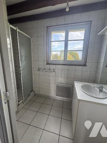 MONTREUIL L'ARGILLE BELLE MAISON BRIQUS ET PIERRES DE 76m²