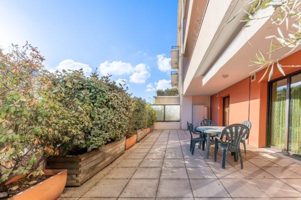 Appartement à vendre 4 pièces MARSEILLE 8EME ARRONDISSEMENT (13) - Résidence de standing – Château Borély – Garage double – 150 m2 d’extérieurs – Rez-de-jardin – Ascenseur – Sécurisée – Proche plages