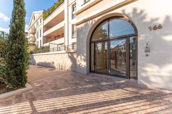 Appartement à vendre 4 pièces MARSEILLE 8EME ARRONDISSEMENT (13) - Résidence de standing – Château Borély – Garage double – 150 m2 d’extérieurs – Rez-de-jardin – Ascenseur – Sécurisée – Proche plages