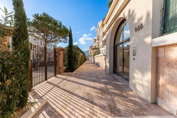 Appartement à vendre 4 pièces MARSEILLE 8EME ARRONDISSEMENT (13) - Résidence de standing – Château Borély – Garage double – 150 m2 d’extérieurs – Rez-de-jardin – Ascenseur – Sécurisée – Proche plages