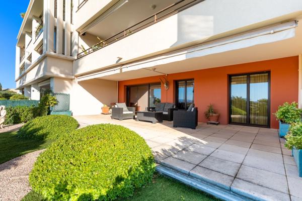 Appartement à vendre 4 pièces MARSEILLE 8EME ARRONDISSEMENT (13) - Résidence de standing – Château Borély – Garage double – 150 m2 d’extérieurs – Rez-de-jardin – Ascenseur – Sécurisée – Proche plages