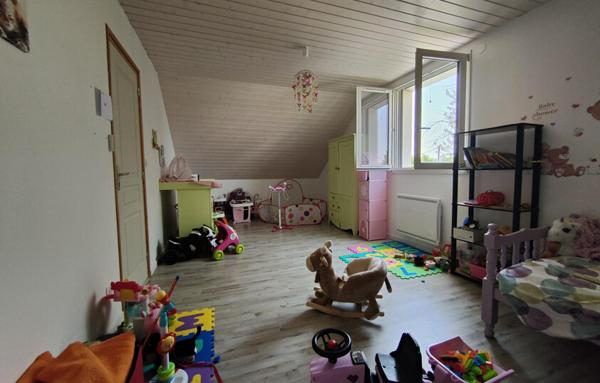 Charmante maison 8 pièces 151m2 (121m2 carrez) sur jardin clos de 800m2 avec garage, grenier et terrasse