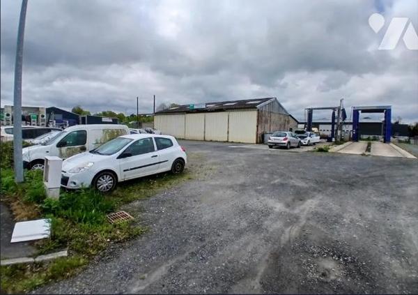 A PLAINTEL, un garage automobile avec station de lavage, cuves à carburant et station essence