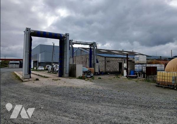 A PLAINTEL, un garage automobile avec station de lavage, cuves à carburant et station essence