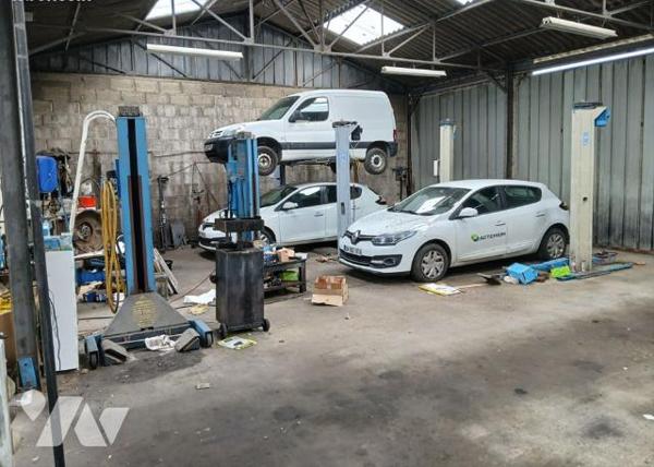 A PLAINTEL, un garage automobile avec station de lavage, cuves à carburant et station essence