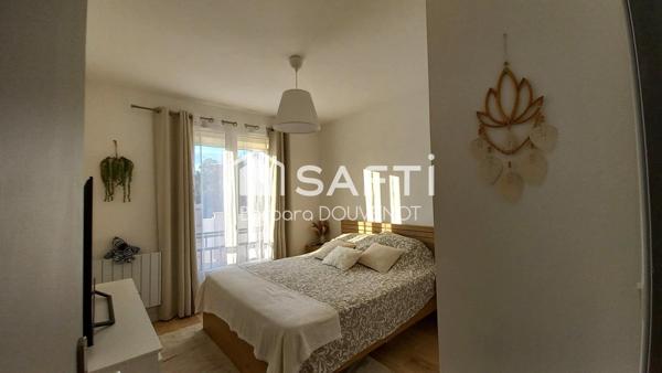 Maison de ville de plain pied rénovée avec jardin - 3 chambres, 2 stationnements.