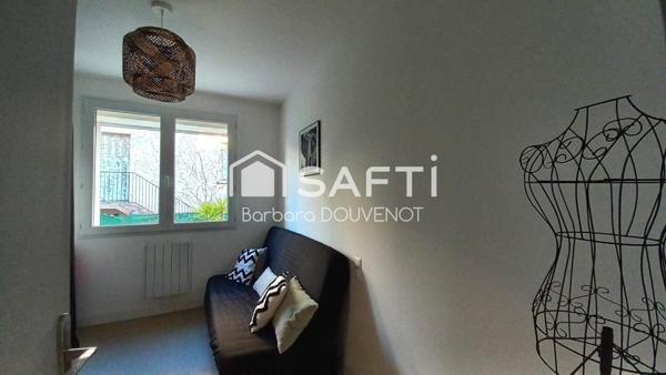 Maison de ville de plain pied rénovée avec jardin - 3 chambres, 2 stationnements.