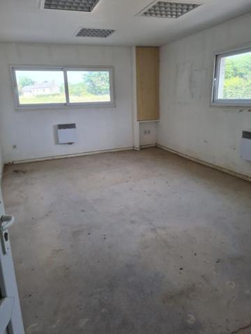 LA HAYE DU PUITS - ENTREPOT, LOCAL AGRICOLE AVEC BUREAUX 500 m²