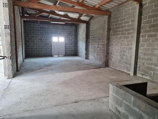 LA HAYE DU PUITS - ENTREPOT, LOCAL AGRICOLE AVEC BUREAUX 500 m²