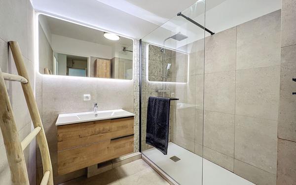 Appartement à vendre    3 pièces • 70 m2 Fréjus