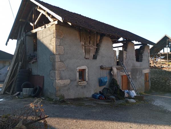 Yenne (73170) SUR 870 M² DE TERRAIN GRANGE DE 120 M²