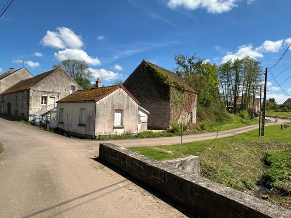 Bel ensemble immobilier axe SEMUR -EPOISSES composé de 2 maisons.