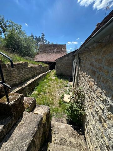 Bel ensemble immobilier axe SEMUR -EPOISSES composé de 2 maisons.