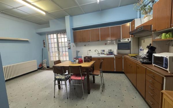 Maison à vendre    7 pièces • 195 m2 Saint-Yrieix-la-Perche