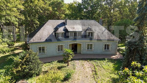 Maison traditionnelle avec dépendances et vaste terrain