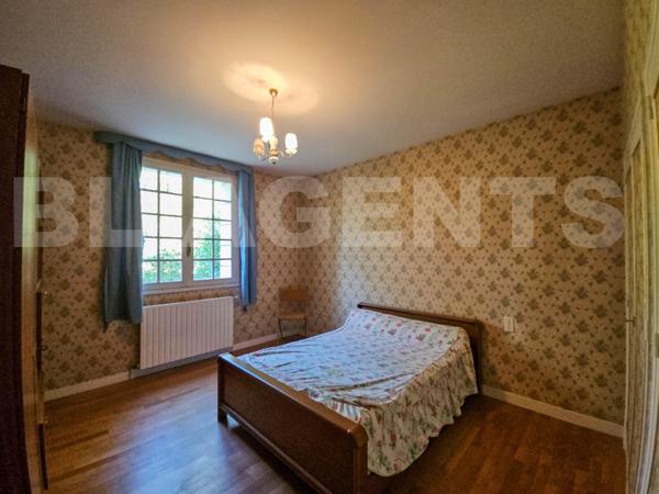 Maison traditionnelle avec dépendances et vaste terrain